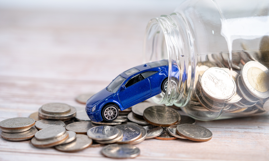 Miniatűr autó gurul ki egy pénzérmékkel teli befőttesüvegből – a bérelt céges autó költségeinek szimbolikus ábrázolása.
