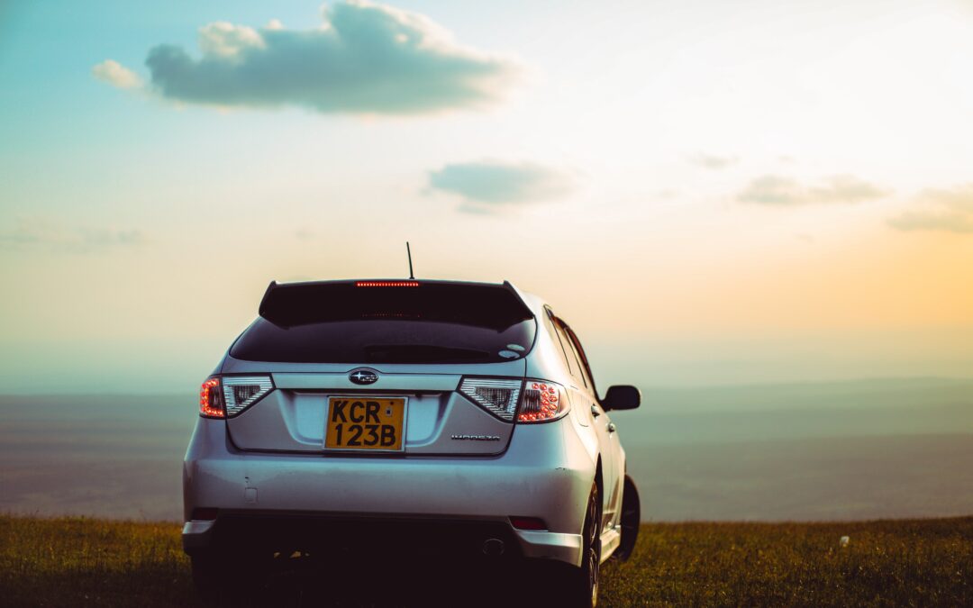 Subaru személyautó a naplementében, külföldi rendszámmal